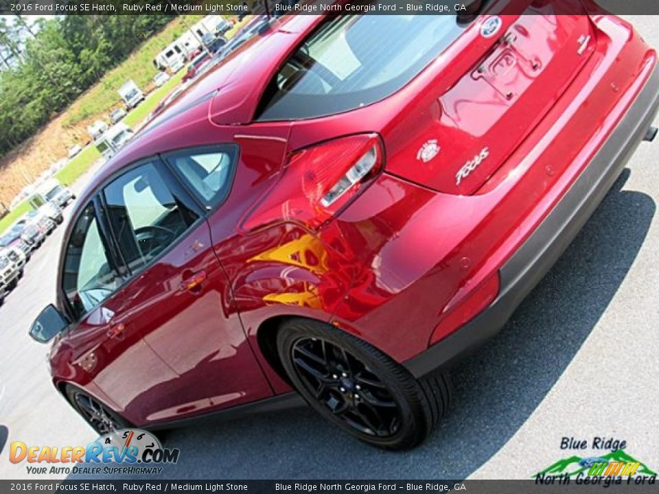 2016 Ford Focus SE Hatch Ruby Red / Medium Light Stone Photo #32