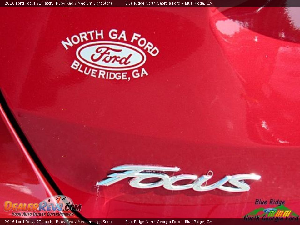 2016 Ford Focus SE Hatch Ruby Red / Medium Light Stone Photo #33