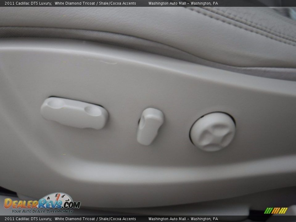 2011 Cadillac DTS Luxury White Diamond Tricoat / Shale/Cocoa Accents Photo #13