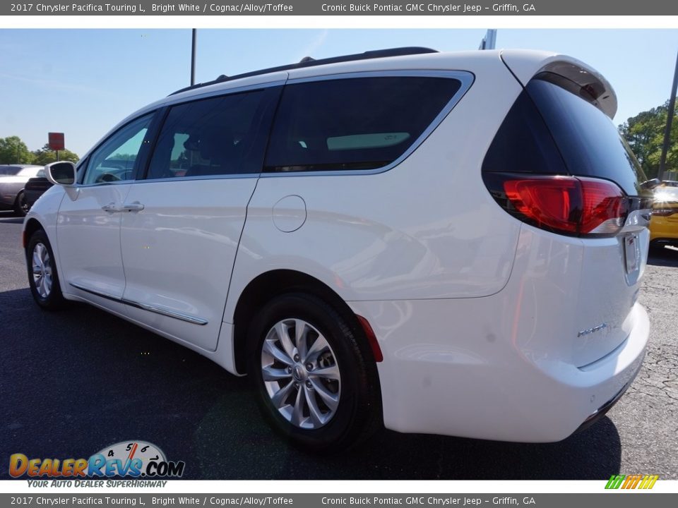 2017 Chrysler Pacifica Touring L Bright White / Cognac/Alloy/Toffee Photo #5