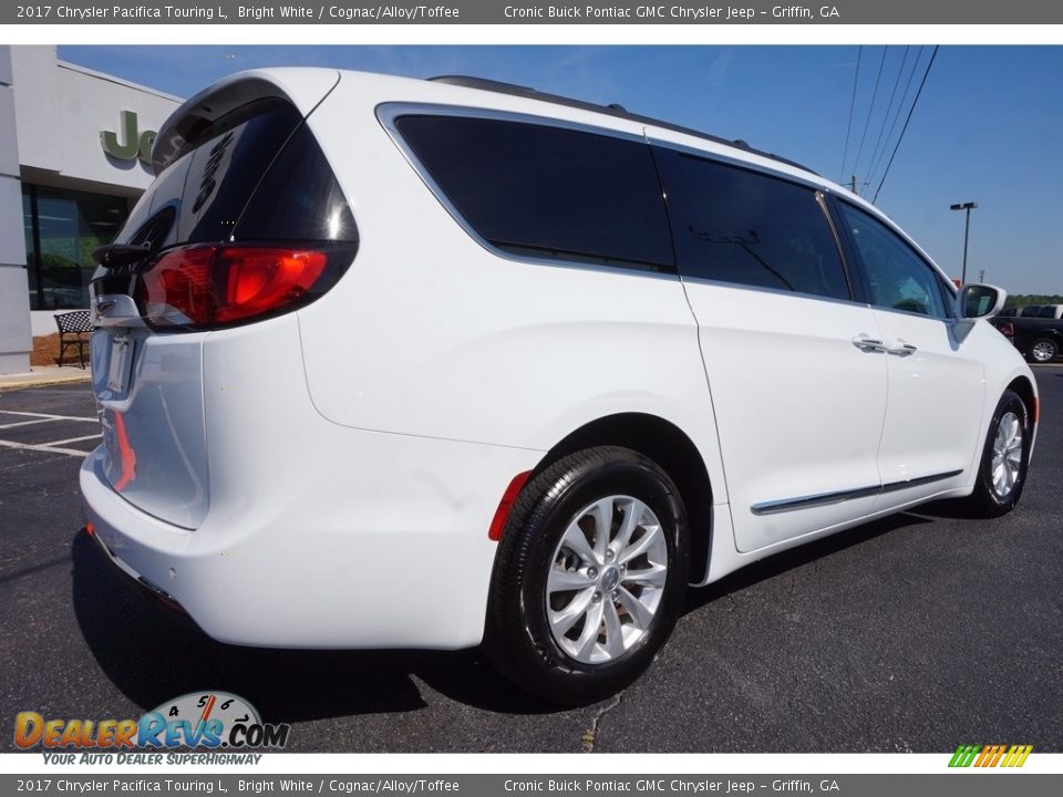 2017 Chrysler Pacifica Touring L Bright White / Cognac/Alloy/Toffee Photo #7