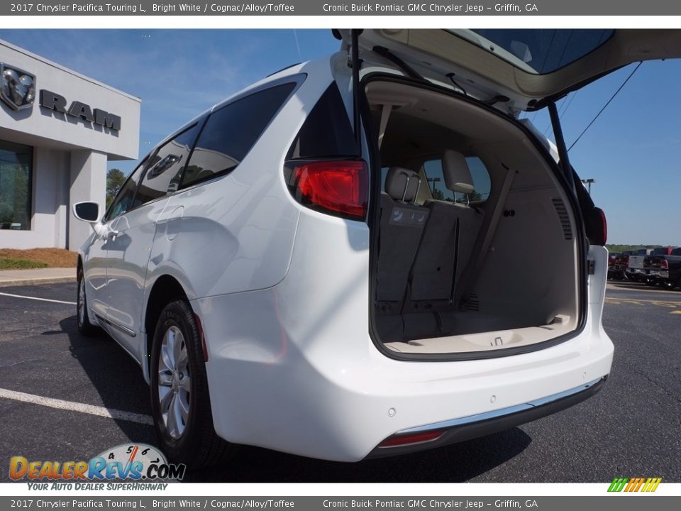 2017 Chrysler Pacifica Touring L Bright White / Cognac/Alloy/Toffee Photo #17