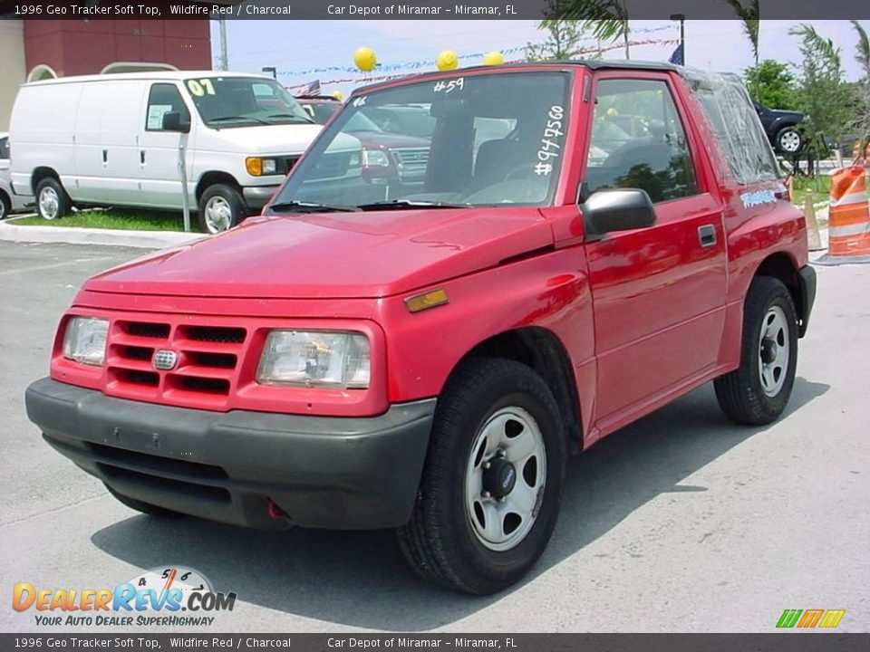 Front 3/4 View of 1996 Geo Tracker Soft Top Photo #1