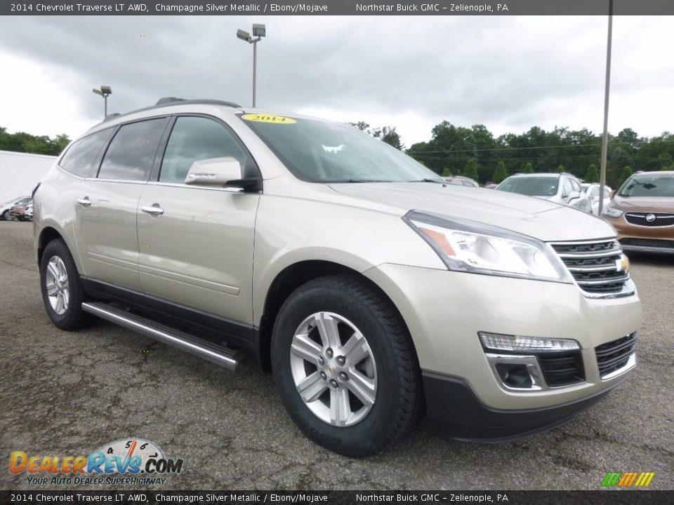 Front 3/4 View of 2014 Chevrolet Traverse LT AWD Photo #4