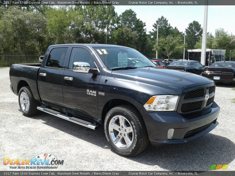 Front 3/4 View of 2017 Ram 1500 Express Crew Cab Photo #7