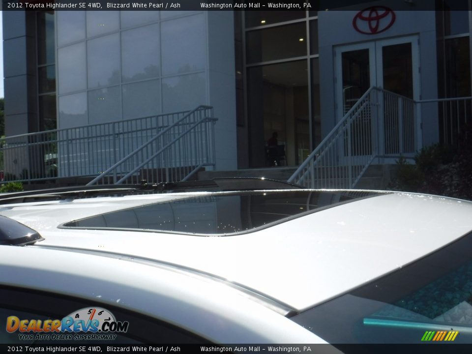 2012 Toyota Highlander SE 4WD Blizzard White Pearl / Ash Photo #4