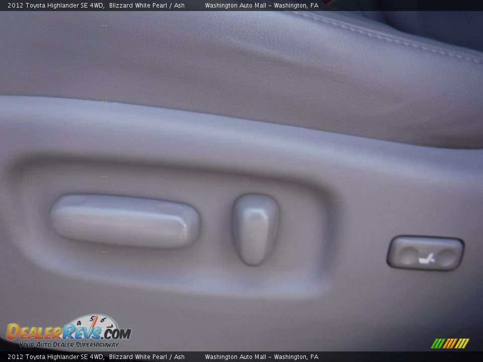 2012 Toyota Highlander SE 4WD Blizzard White Pearl / Ash Photo #17