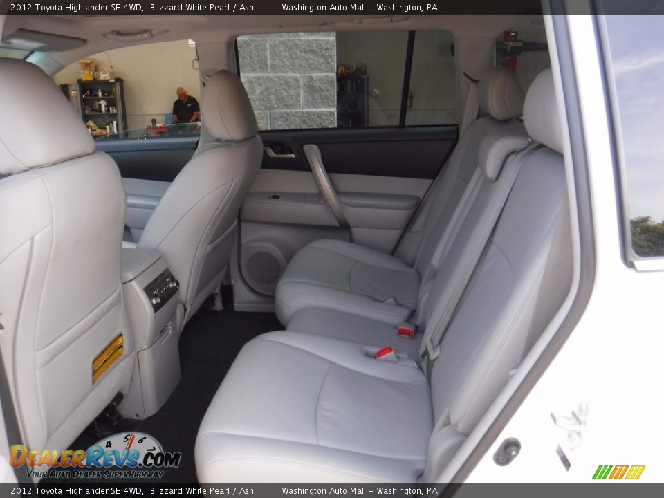 2012 Toyota Highlander SE 4WD Blizzard White Pearl / Ash Photo #25