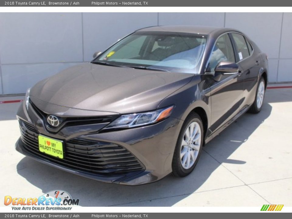 Front 3/4 View of 2018 Toyota Camry LE Photo #3