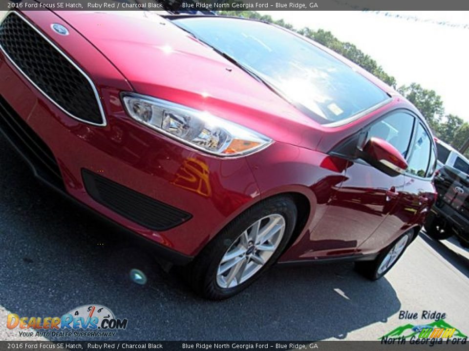2016 Ford Focus SE Hatch Ruby Red / Charcoal Black Photo #32