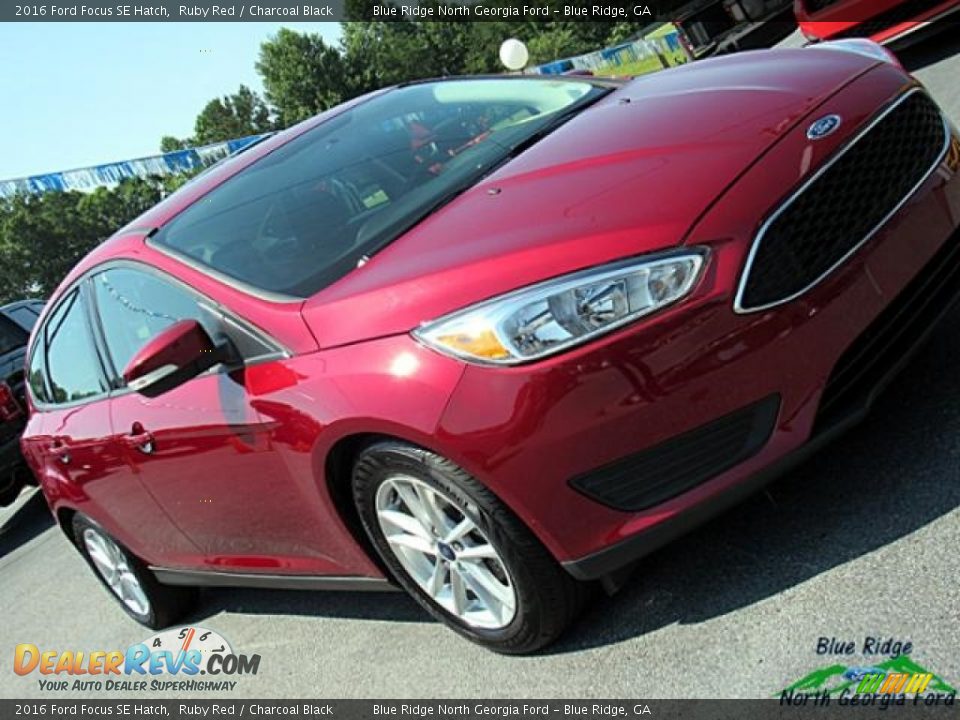 2016 Ford Focus SE Hatch Ruby Red / Charcoal Black Photo #33