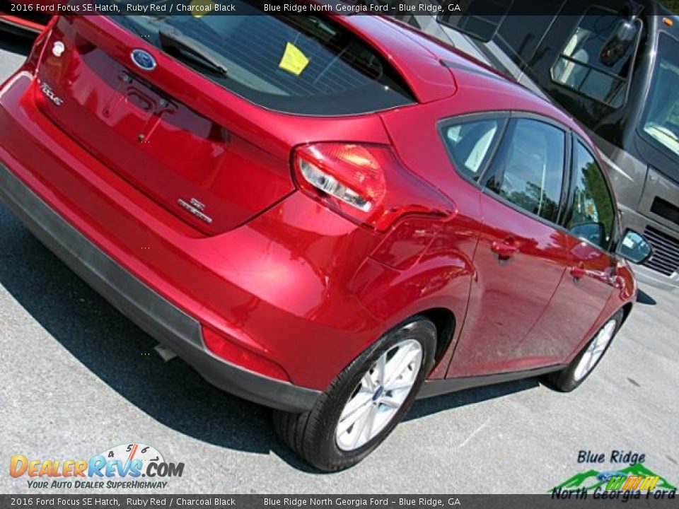 2016 Ford Focus SE Hatch Ruby Red / Charcoal Black Photo #34