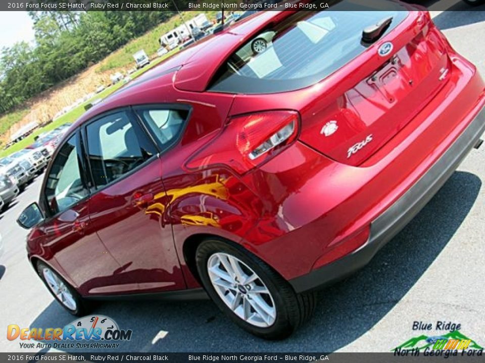 2016 Ford Focus SE Hatch Ruby Red / Charcoal Black Photo #35