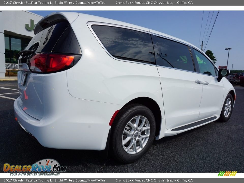 2017 Chrysler Pacifica Touring L Bright White / Cognac/Alloy/Toffee Photo #7