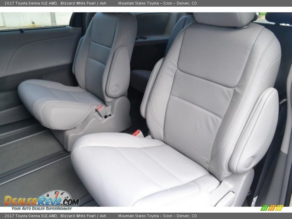 2017 Toyota Sienna XLE AWD Blizzard White Pearl / Ash Photo #7