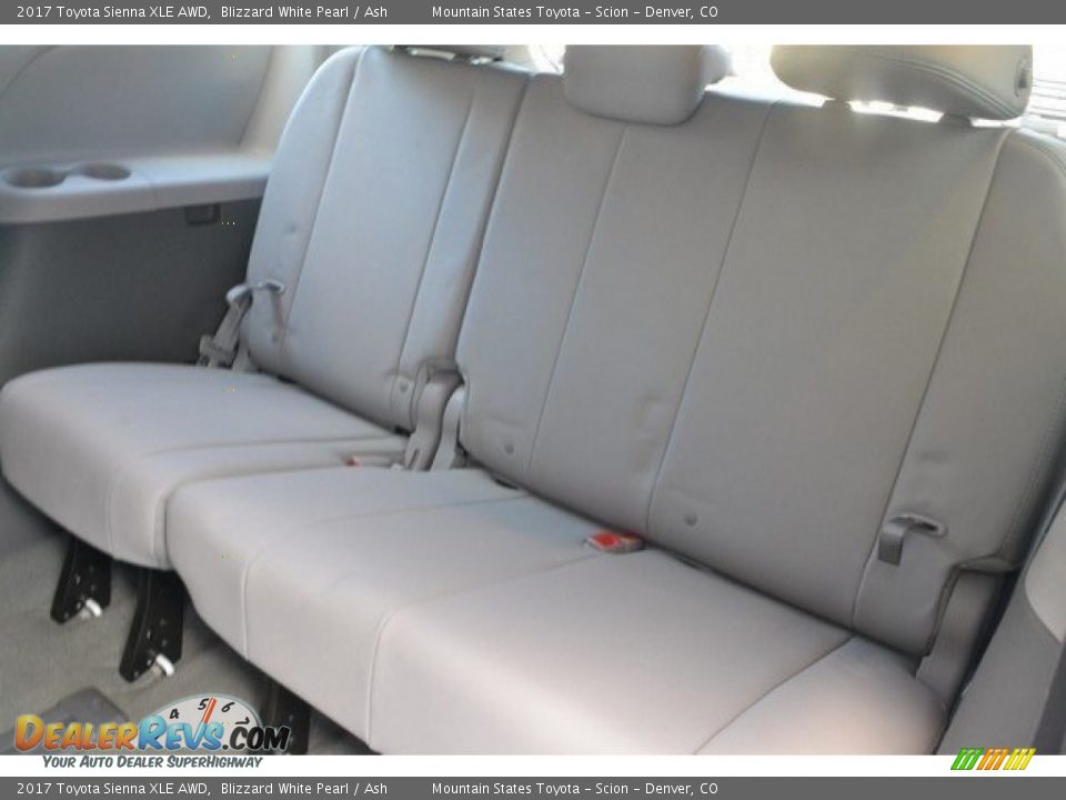 2017 Toyota Sienna XLE AWD Blizzard White Pearl / Ash Photo #8