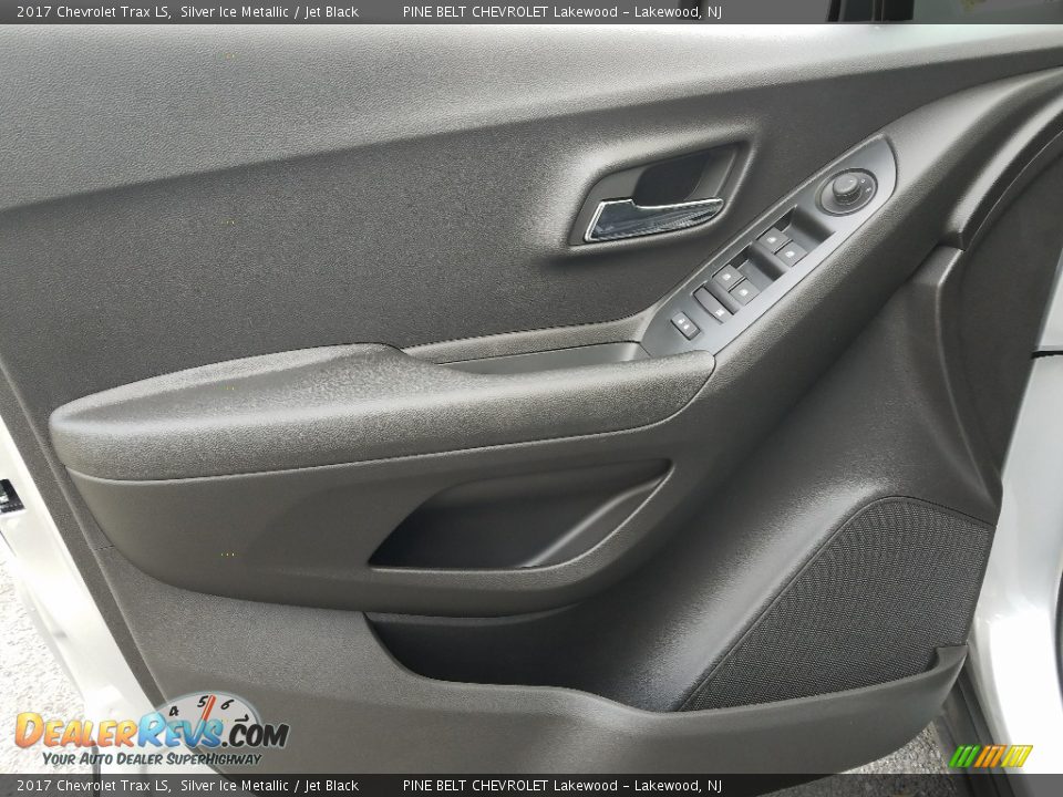 2017 Chevrolet Trax LS Silver Ice Metallic / Jet Black Photo #6