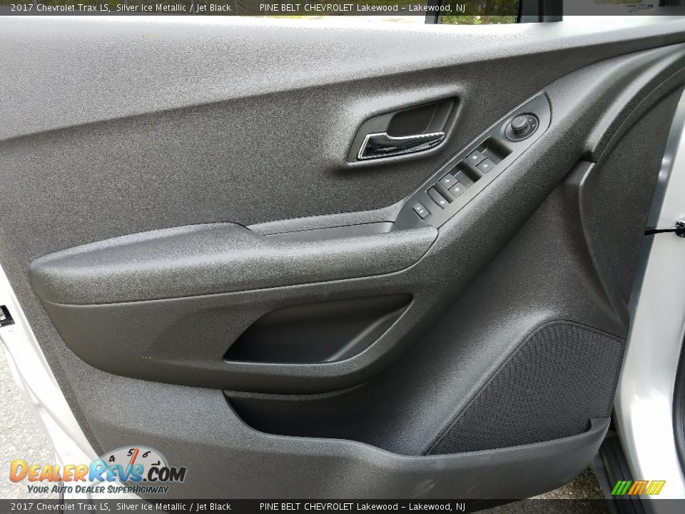 2017 Chevrolet Trax LS Silver Ice Metallic / Jet Black Photo #6