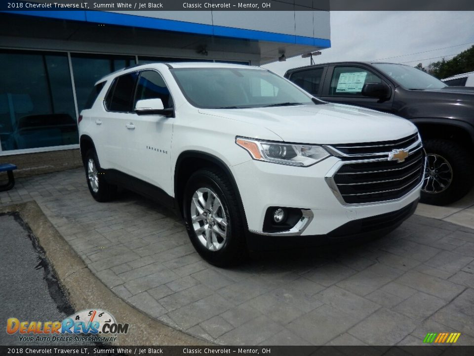 Front 3/4 View of 2018 Chevrolet Traverse LT Photo #3
