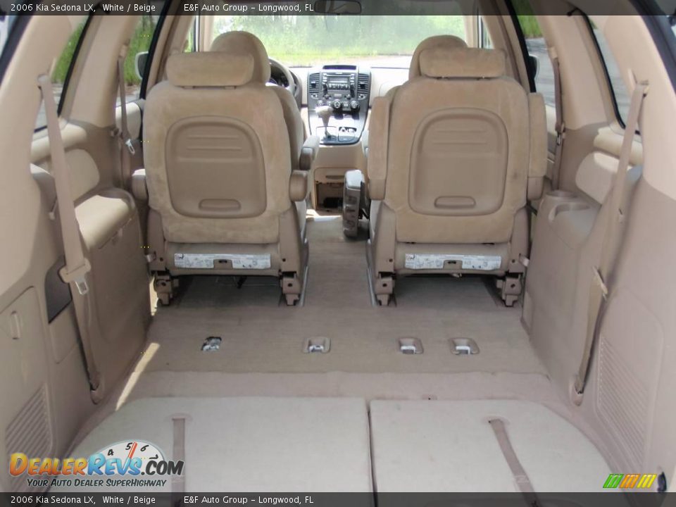 2006 Kia Sedona LX White / Beige Photo #10