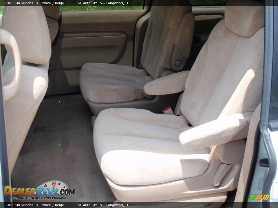 2006 Kia Sedona LX White / Beige Photo #11
