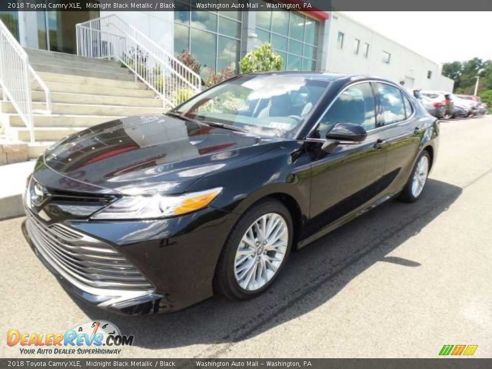 Front 3/4 View of 2018 Toyota Camry XLE Photo #5