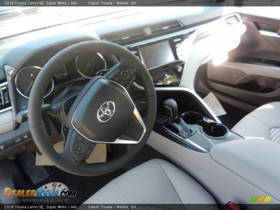 2018 Toyota Camry SE Super White / Ash Photo #4