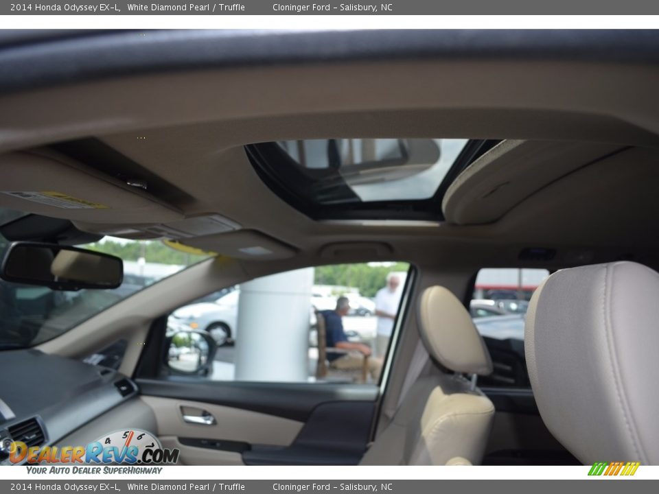 2014 Honda Odyssey EX-L White Diamond Pearl / Truffle Photo #10