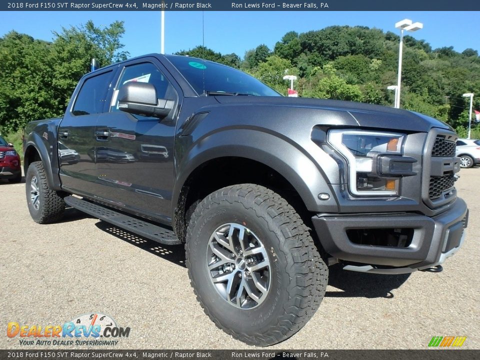 Front 3/4 View of 2018 Ford F150 SVT Raptor SuperCrew 4x4 Photo #8