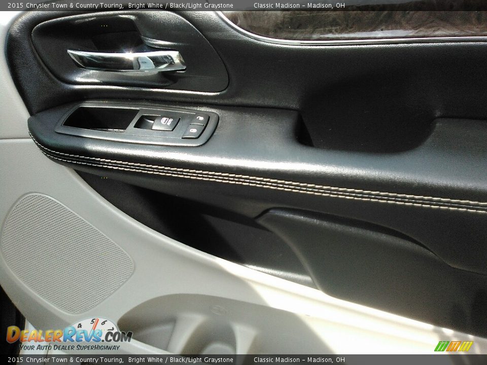 2015 Chrysler Town & Country Touring Bright White / Black/Light Graystone Photo #16
