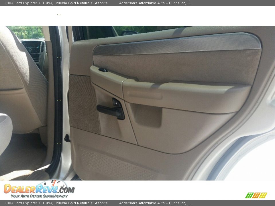 2004 Ford Explorer XLT 4x4 Pueblo Gold Metallic / Graphite Photo #16