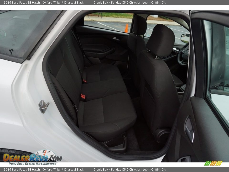 2016 Ford Focus SE Hatch Oxford White / Charcoal Black Photo #19