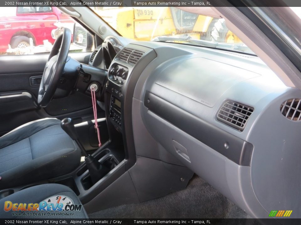 2002 Nissan Frontier XE King Cab Alpine Green Metallic / Gray Photo #16