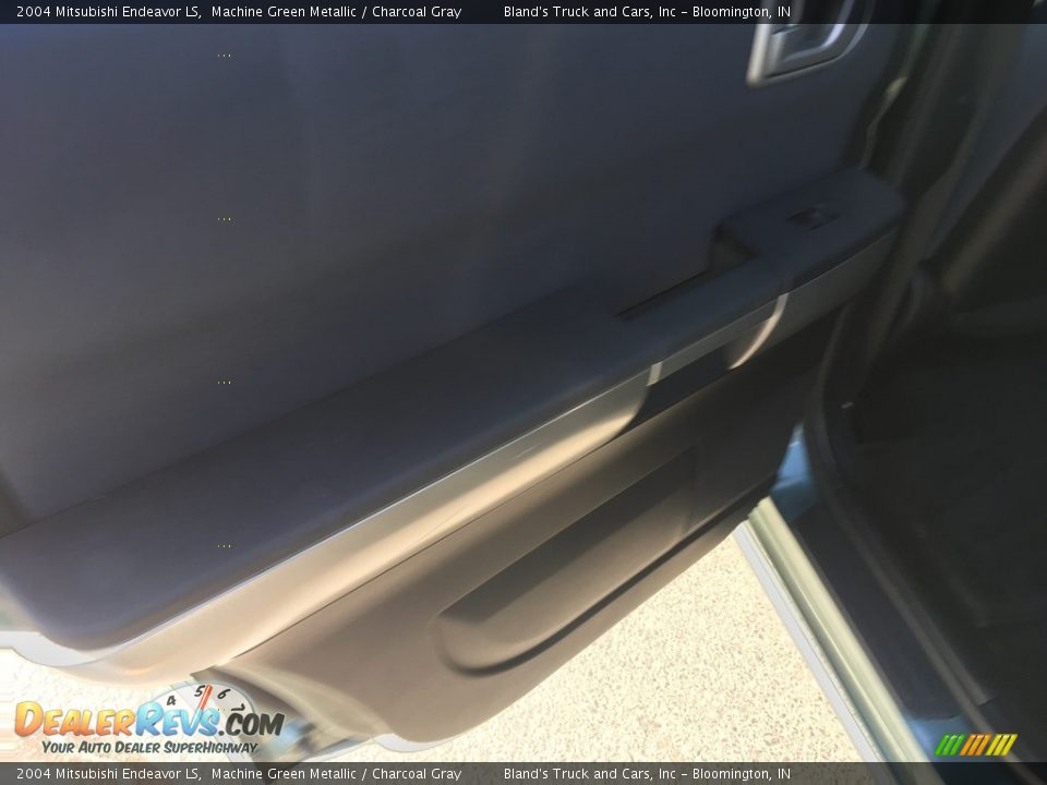 2004 Mitsubishi Endeavor LS Machine Green Metallic / Charcoal Gray Photo #10
