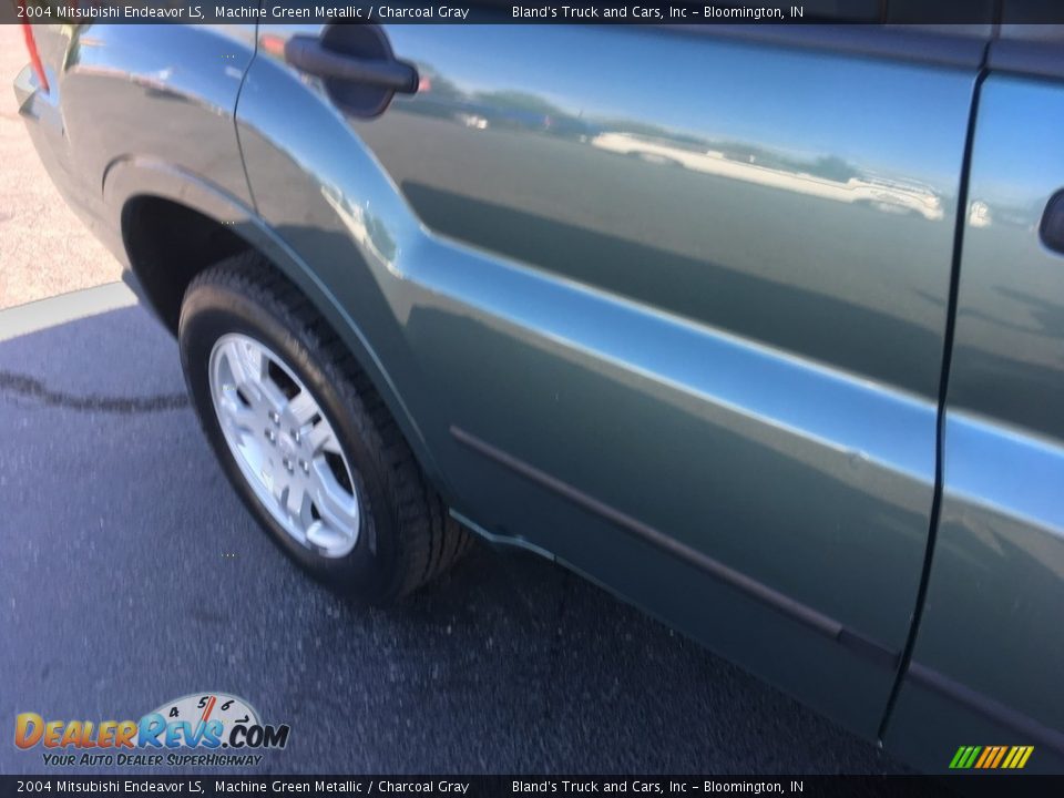 2004 Mitsubishi Endeavor LS Machine Green Metallic / Charcoal Gray Photo #15