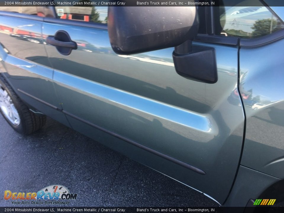 2004 Mitsubishi Endeavor LS Machine Green Metallic / Charcoal Gray Photo #16
