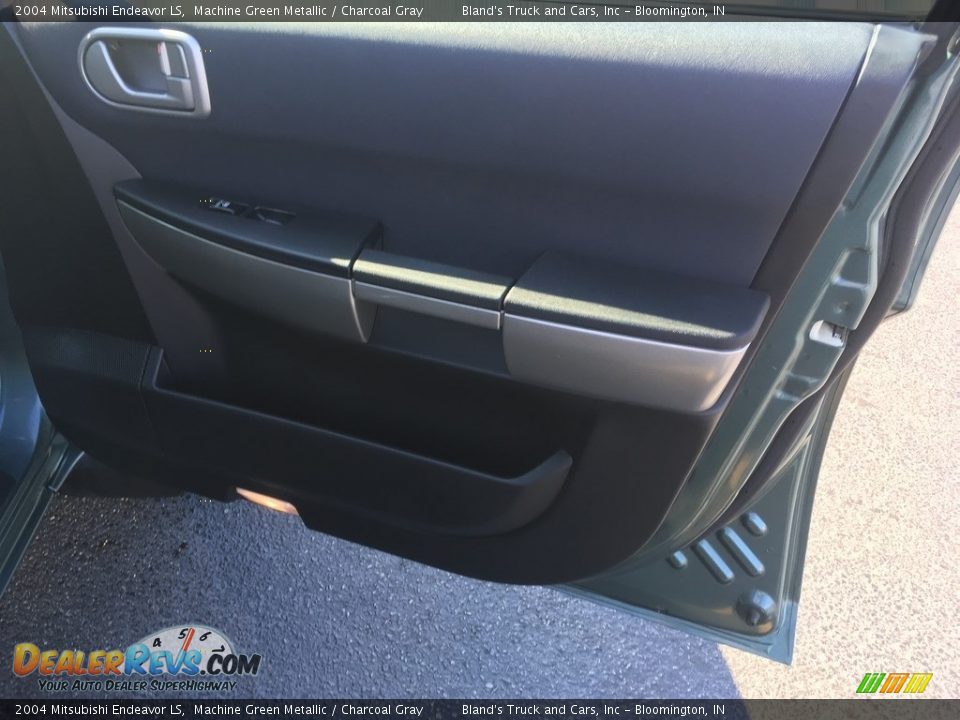 2004 Mitsubishi Endeavor LS Machine Green Metallic / Charcoal Gray Photo #27