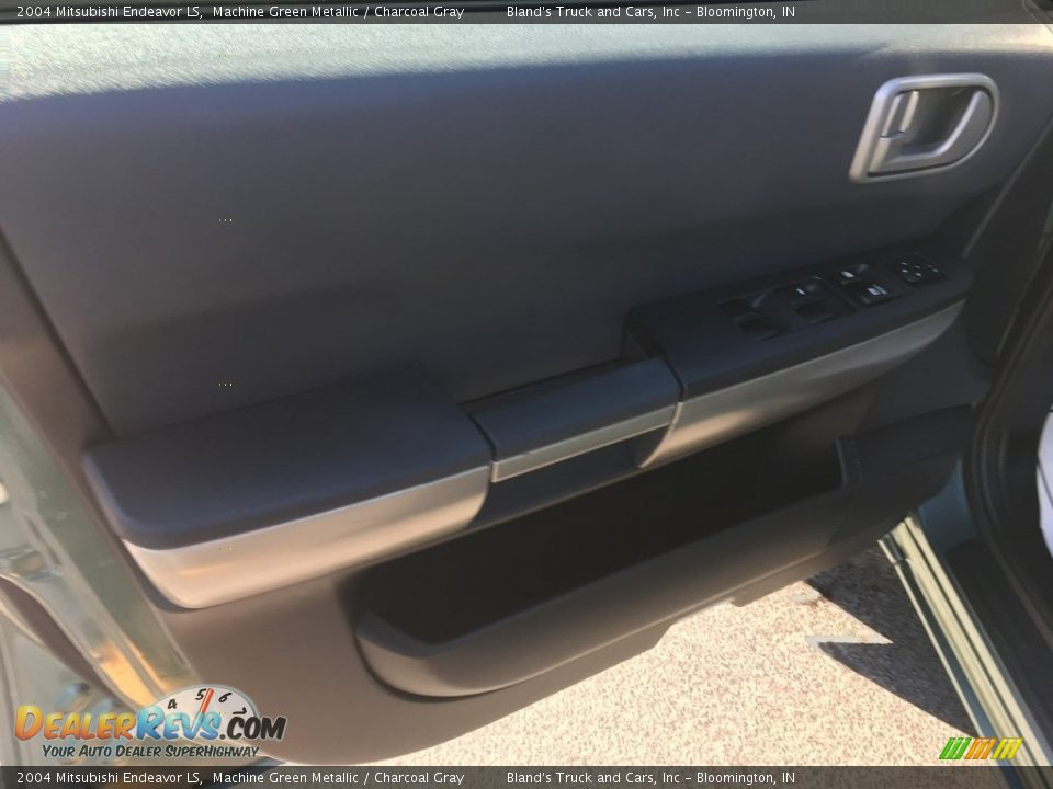 2004 Mitsubishi Endeavor LS Machine Green Metallic / Charcoal Gray Photo #28