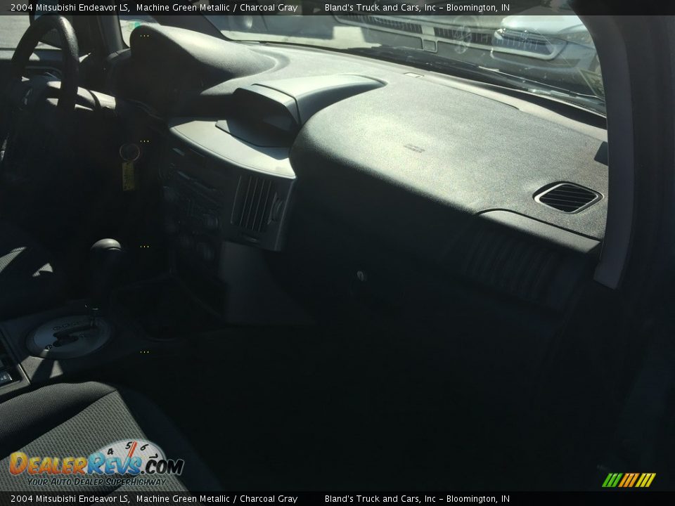 2004 Mitsubishi Endeavor LS Machine Green Metallic / Charcoal Gray Photo #31