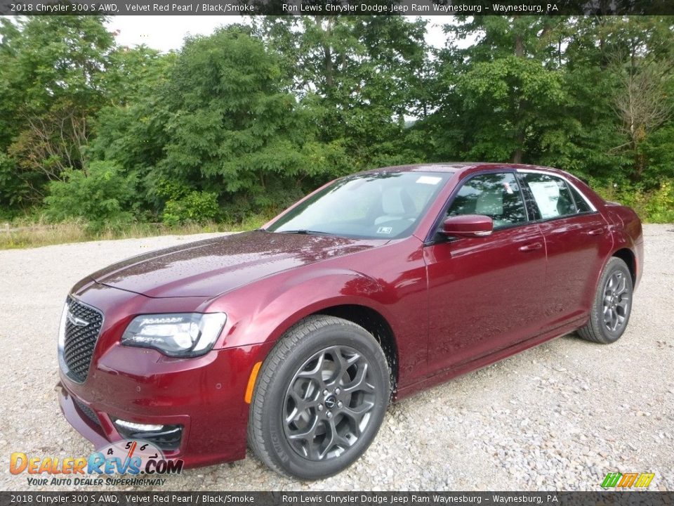 Front 3/4 View of 2018 Chrysler 300 S AWD Photo #1