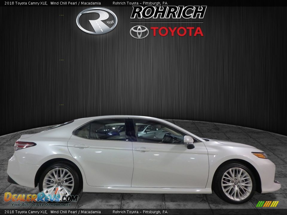 2018 Toyota Camry XLE Wind Chill Pearl / Macadamia Photo #2