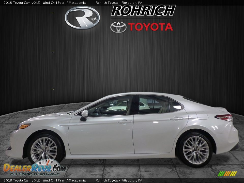 2018 Toyota Camry XLE Wind Chill Pearl / Macadamia Photo #3