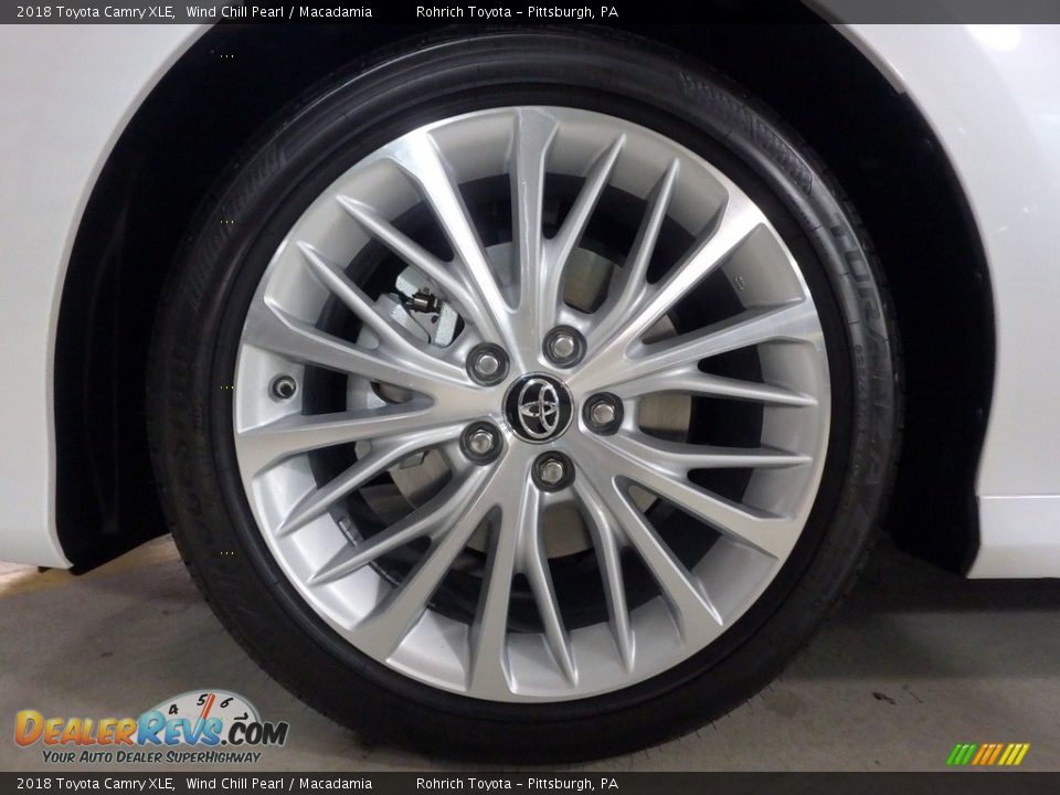 2018 Toyota Camry XLE Wind Chill Pearl / Macadamia Photo #5