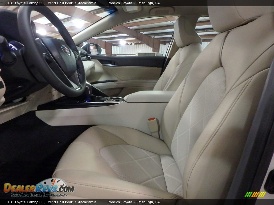 2018 Toyota Camry XLE Wind Chill Pearl / Macadamia Photo #6