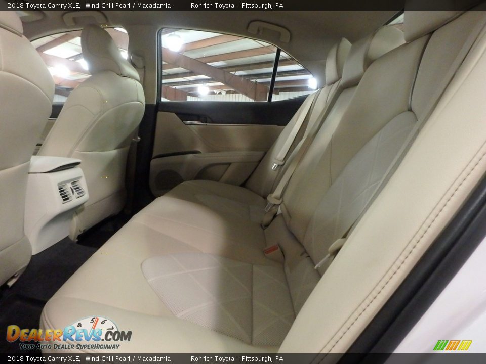 2018 Toyota Camry XLE Wind Chill Pearl / Macadamia Photo #7