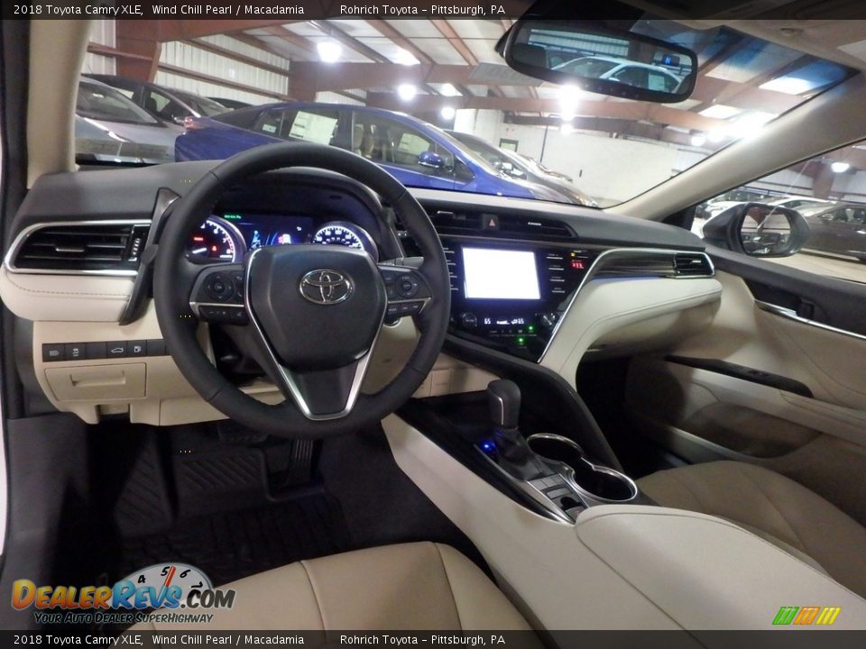 2018 Toyota Camry XLE Wind Chill Pearl / Macadamia Photo #8