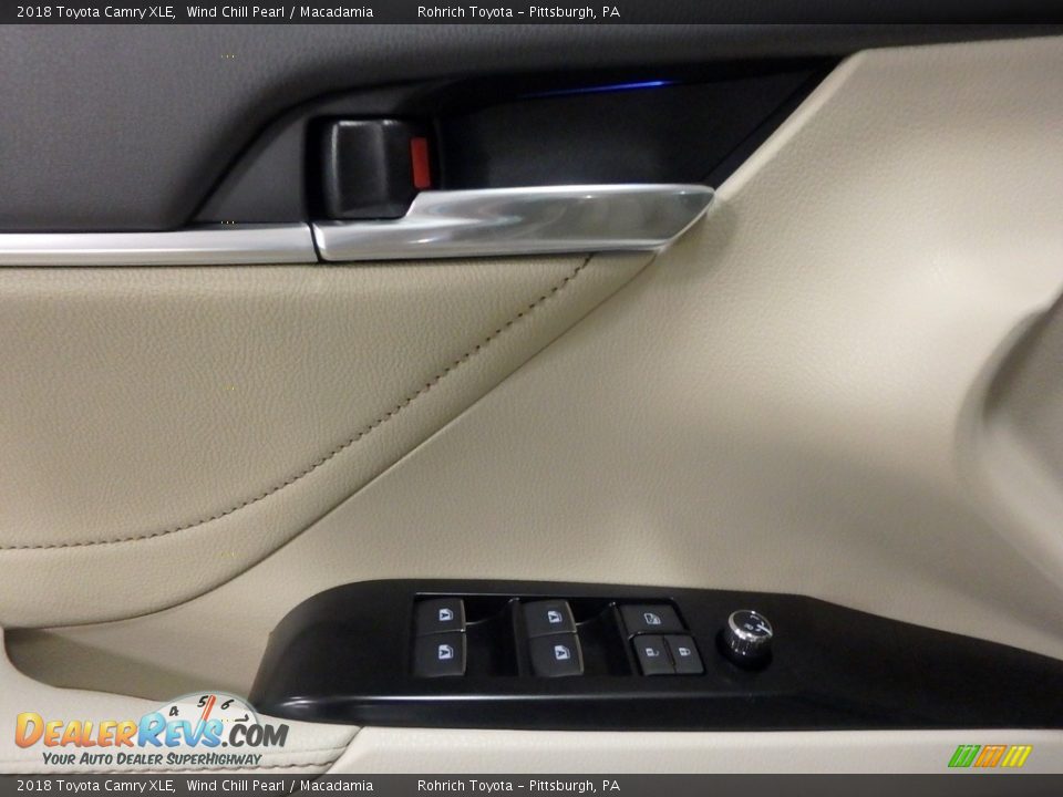 2018 Toyota Camry XLE Wind Chill Pearl / Macadamia Photo #9