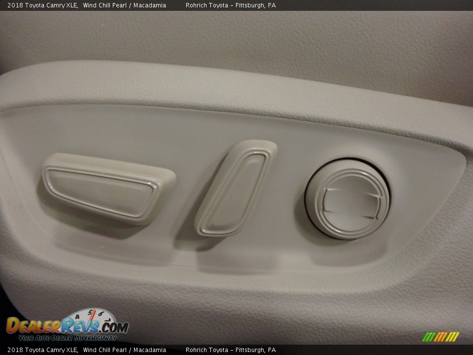 2018 Toyota Camry XLE Wind Chill Pearl / Macadamia Photo #11