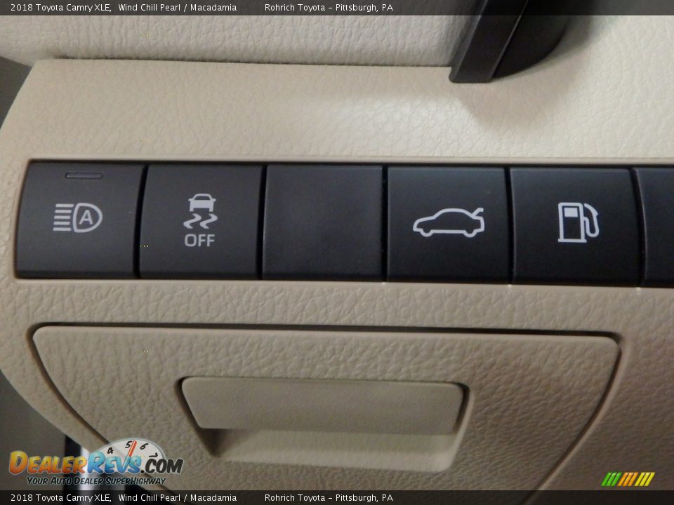 2018 Toyota Camry XLE Wind Chill Pearl / Macadamia Photo #15