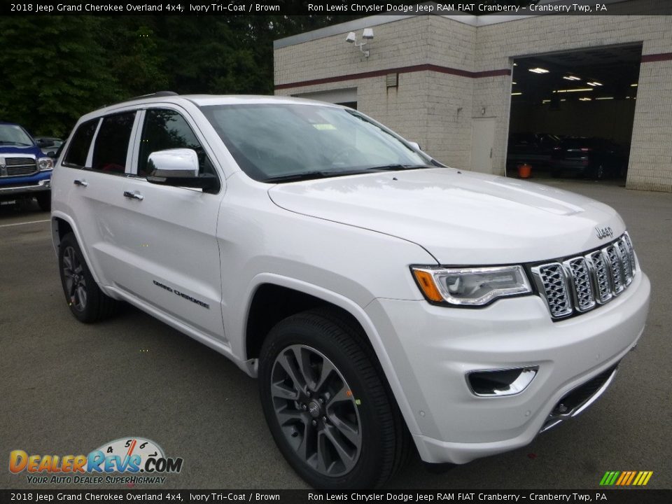 Front 3/4 View of 2018 Jeep Grand Cherokee Overland 4x4 Photo #6